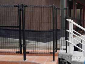 のフェンス・柵 イーネットフェンス2M型 間仕切柱施工 施工例