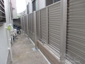 のフェンス・柵 シンプレオフェンス13型 目隠しルーバー 2段支柱 自立建て用（パネル1段） 施工例