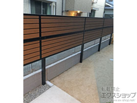 のフェンス・柵 モクアルフェンス 目隠しタイプ 2段支柱 自立建て用 施工例