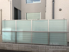 のフェンス・柵 プレスタフェンス 8S型 採光ルーバー アルミ多段柱使用（パネル2段） 施工例