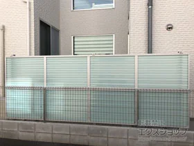 LIXIL(リクシル)のフェンス・柵・塀 プレスタフェンス 8S型 採光ルーバー アルミ多段柱使用（パネル2段） 施工例