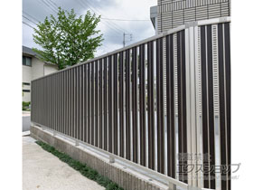 のフェンス・柵 ルシアスフェンスF03型 たて半目隠し 木調カラー 自由柱施工 施工例