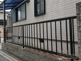 Value Selectのフェンス・柵・塀 ミエッタフェンス 防犯たて格子タイプ　自由柱施工 施工例
