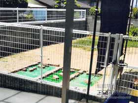 のフェンス・柵 イーネットフェンス2M型 間仕切柱施工 施工例