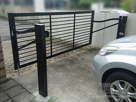 のカーゲート スウィングアップゲート1型 横格子 電動式 施工例