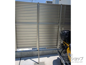 のフェンス・柵 ミエーネフェンス 目隠しルーバータイプ 2段支柱 自立建て用 (パネル2段) 施工例