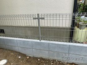 のフェンス・柵 イーネットフェンス1M型　間仕切り柱タイプ 施工例