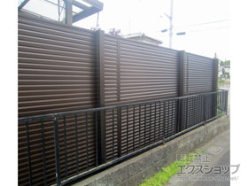 のフェンス・柵 ミエーネフェンス 目隠しルーバータイプ 2段支柱 自立建て用 施工例