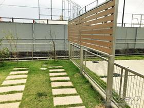 のフェンス・柵 ルシアスフェンスF04型 横板 木目カラー 2段支柱 自立建て用(パネル1段) 施工例