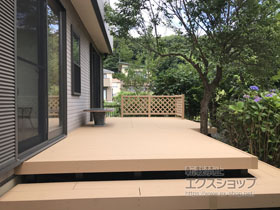 のウッドデッキ リウッドデッキ 200＋リウッドデッキ200 段床セット L字段床１段＋リウッドデッキフェンス2型＜ラチス格子＞ 施工例