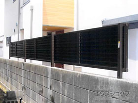 のフェンス・柵 ミエーネフェンス　目隠しルーバータイプ　自由柱施工 施工例