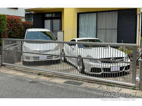 のカーゲート ルシアスアップゲートワイド 2型 縦格子 手動 施工例