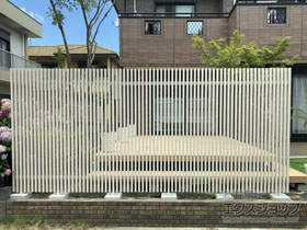 のフェンス・柵 エバーアートウッドフェンス 千本格子足付ユニット 30×50（格子すき間30mm） 施工例