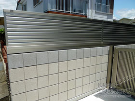 のフェンス・柵 ミエーネフェンス 目隠しルーバータイプ 自由柱施工 施工例