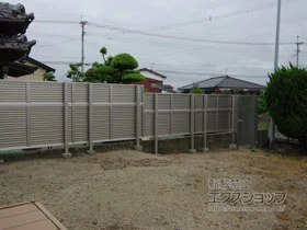 YKKAPの門扉 シンプレオ門扉3型 横太格子 片開き 高尺タイプ 門柱使用 施工例
