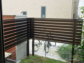 のフェンス・柵 シンプレオフェンスSY1型 横半目隠し 上段のみ設置 自立建て用 施工例