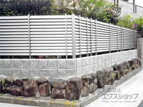 LIXIL リクシル(TOEX)のフェンス・柵・塀 ルーバーフェンス1型 フリーポールタイプ 施工例