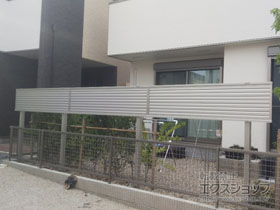 のフェンス・柵 ミエーネフェンス　目隠しルーバータイプ自立建て用2段支柱（上段のみ設置） 施工例