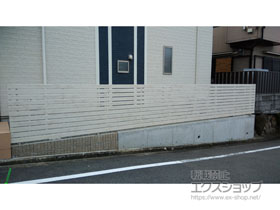 のフェンス・柵 フェンスAA YS3型 横スリット 板張り 木調カラー フリーポールタイプ 施工例