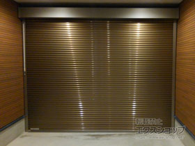 のガレージシャッター ガレージシャッタークワトロ 電動式 外部付タイプ 木目調 施工例