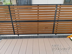 のフェンス・柵 ルシアスフェンスF04型 横板 木目カラー 2段支柱 ブロック建て用 (パネル2段) 施工例