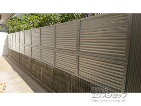 のフェンス・柵 ミエーネフェンス 目隠しルーバータイプ 2段支柱 ブロック建て用(パネル2段) 施工例