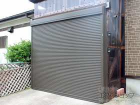 のガレージシャッター ガレージシャッタークワトロ 電動式 外部付タイプ 施工例