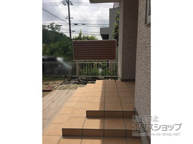 のフェンス・柵 ルシアスフェンスF02型 横目隠し 木調カラー 2段支柱 自立建て用（パネル1段） 施工例