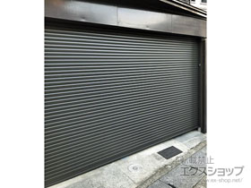 のガレージシャッター ガレージシャッタークワトロ 電動式 内部付タイプ ※外部停電時開閉機構 施工例