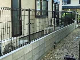 のフェンス・柵 イーネットフェンス 2M型 間仕切柱施工 施工例