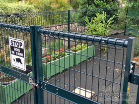 のフェンス・柵 ハイグリッドフェンスN8型 フリーポールタイプ 施工例