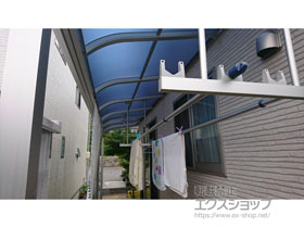 のテラス屋根 プレシオステラス R型 テラスタイプ 連棟　積雪〜20cm対応＋プレシオステラス 吊り下げ式物干し 標準 2本入り×1セット 施工例