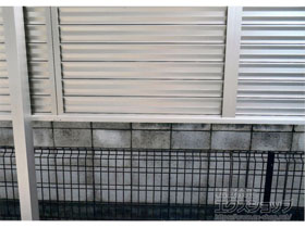 のフェンス・柵 ミエーネフェンス 目隠しルーバータイプ 2段支柱 自立建て用（パネル1段） 施工例