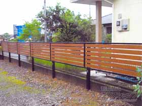 のフェンス・柵 モクアルフェンス　横板タイプ　2段支柱　自立建て用（パネル1段）〔A〕 施工例