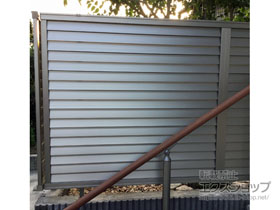 のフェンス・柵 プレスタフェンス 8型 横ルーバー フリーポールタイプ 施工例