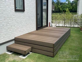 LIXIL(リクシル)のウッドデッキ 樹ら楽ステージ 木彫 施工例