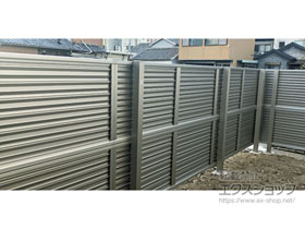 のフェンス・柵 ミエーネフェンス 目隠しルーバータイプ 2段支柱 自立建て用（パネル2段） 施工例