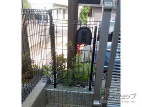 LIXIL リクシル(TOEX)のフェンス・柵・塀 ハイグリッドフェンスN8型 フリーポールタイプ 施工例