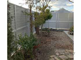 のフェンス・柵 ミエーネフェンス 目隠しルーバータイプ 2段支柱 自立建て用（パネル2段） 施工例