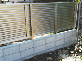 のフェンス・柵 ミエーネフェンス 目隠しルーバータイプ 自由柱施工 施工例