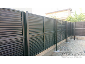のフェンス・柵 ミエーネフェンス 目隠しルーバータイプ 2段支柱 自立建て用 施工例