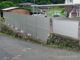 のフェンス・柵 ミエーネフェンス　目隠しルーバータイプ　2段支柱　自立建て用 施工例