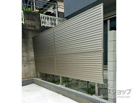 のフェンス・柵 ミエーネフェンス 目隠しルーバータイプ 2段支柱 自立建て用 施工例