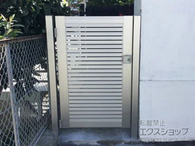 YKKAPの門扉 シンプレオ門扉3型 横太格子 片開き 門柱使用 施工例