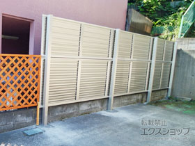 のフェンス・柵 ミエーネフェンス　目隠しルーバータイプ　2段支柱　自立建て用（パネル2段） 施工例