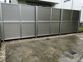 のフェンス・柵 ミエーネフェンス　目隠しルーバータイプ　2段支柱　自立建て用（パネル2段） 施工例