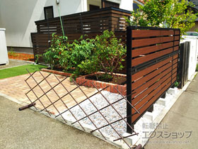 のフェンス・柵 モクアルフェンス 横板タイプ 2段支柱 自立建て用 （パネル2段） 施工例