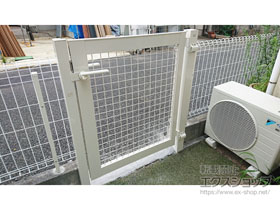 のフェンス・柵 メッシュフェンスA型[スチール製] 　自在柱式 施工例