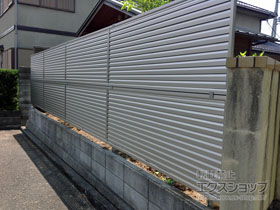 のフェンス・柵 ミエーネフェンス目隠しルーバータイプ　2段支柱　自立建て用（パネル2段） 施工例