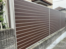のフェンス・柵 ルシアスフェンスF02型 横目隠し 木調カラー　自由柱施工 施工例